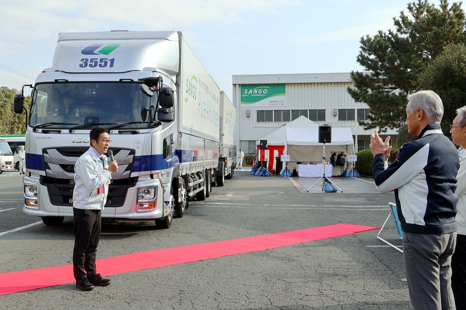 株式会社三五様「25mダブル連結トラック出発式」に参加しました - 写真2
